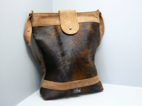 Workshop basis tas maken van leer 1 dag Schoudertas koeienvacht rundleder bruin L1060193 475x356 - Workshop basis tas maken van leer 1 dag -