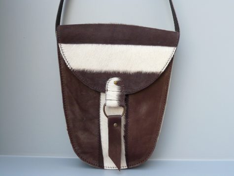 Workshop tas maken van leer of kurk zaterdag 15 of 22 december 2018 Schoudertas klep koeienvacht bruin L1050026 475x356 - Workshop tas maken van leer of kurk zaterdag 15 of 22 december 2018 -