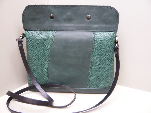 Zalmleer schoudertas clutch groen