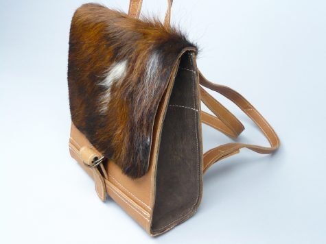 Workshop tas maken van leer of kurk zaterdag 15 of 22 december 2018 Rugtas rundleder koeienvacht L1080638 475x356 - Workshop tas maken van leer of kurk zaterdag 15 of 22 december 2018 -