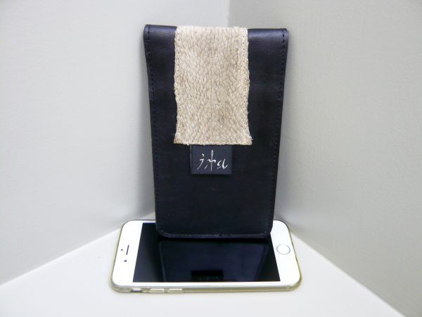 Zalmleer smartphone cover zandkleurig