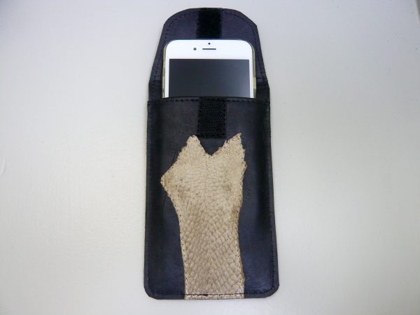 Zalmleer smartphone cover zandkleurig