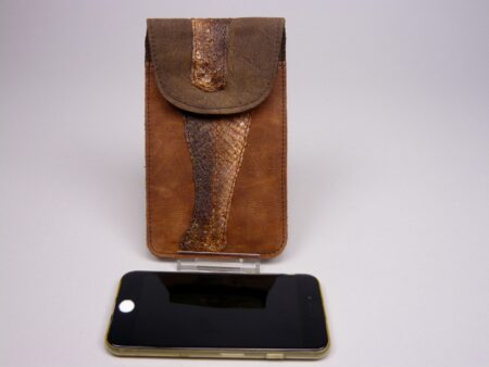 Zalmleer smartphone cover bruin