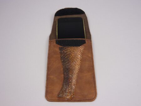 Zalmleer smartphone cover bruin