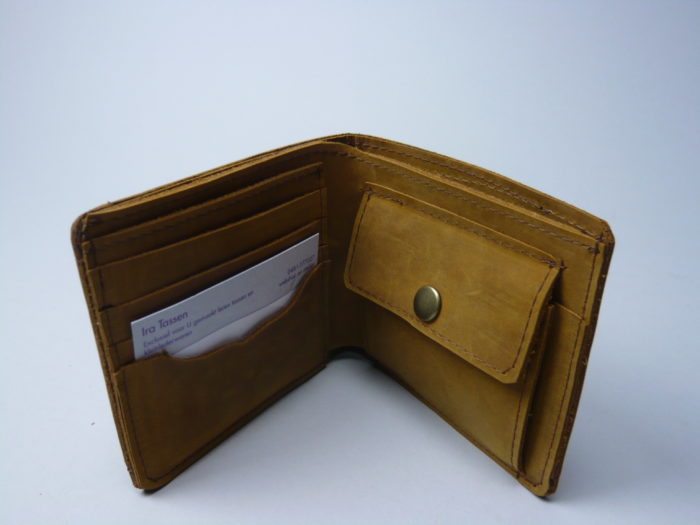 Billfold portemonnee rundleder cognac L1090637 700x525 - Klein lederwaren van kurk -