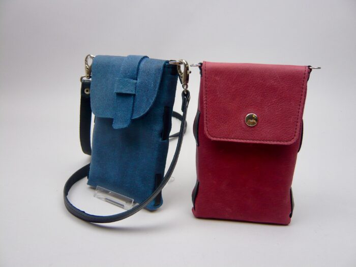 Telefoontasje rood blauw leer L1100397 700x525 - Workshop eigen tas ontwerpen -