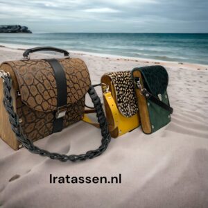 ira couture nieuws b 300x300 - Nieuw tassen met een houten zijkant nu te koop in onze webshop. -